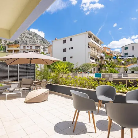 Lore With Private Garage Makarska