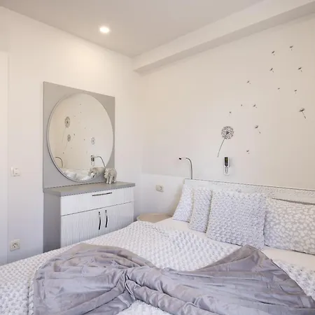 Lore With Private Garage Apartament *