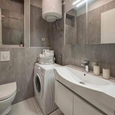 Apartament Lore With Private Garage Makarska