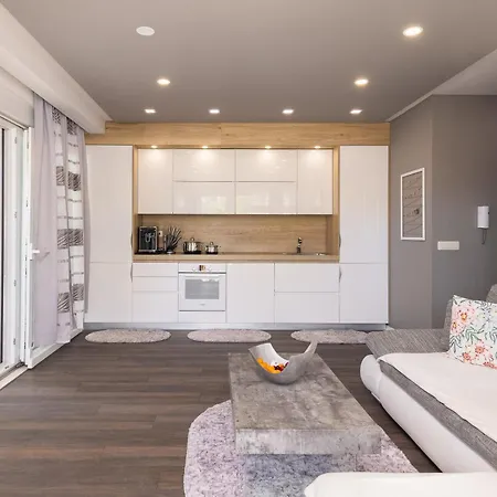 Lore With Private Garage Apartament
