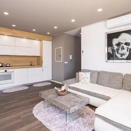 Apartament Lore With Private Garage