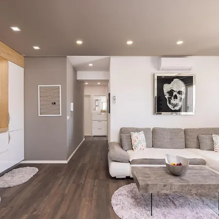 Apartament Lore With Private Garage
