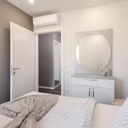 Lore With Private Garage Apartament