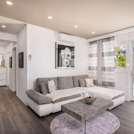 Apartament Lore With Private Garage Makarska