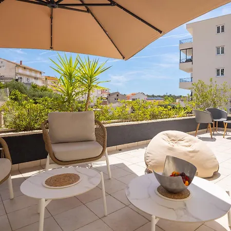 Apartament Lore With Private Garage