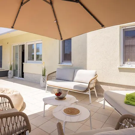 Lore With Private Garage Apartament Makarska