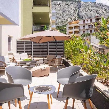 Lore With Private Garage Apartament *